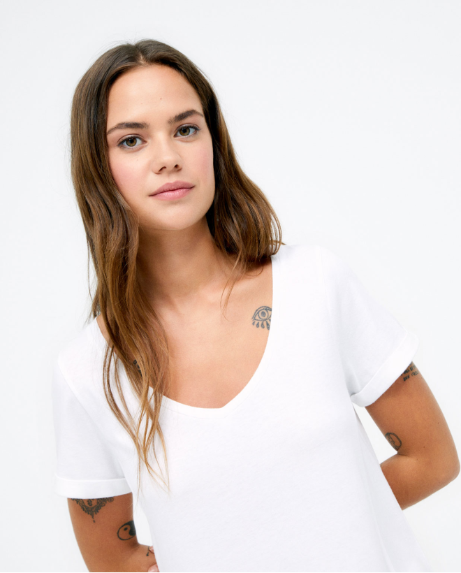 Vestido com abertura na bainha e folhos. Branco