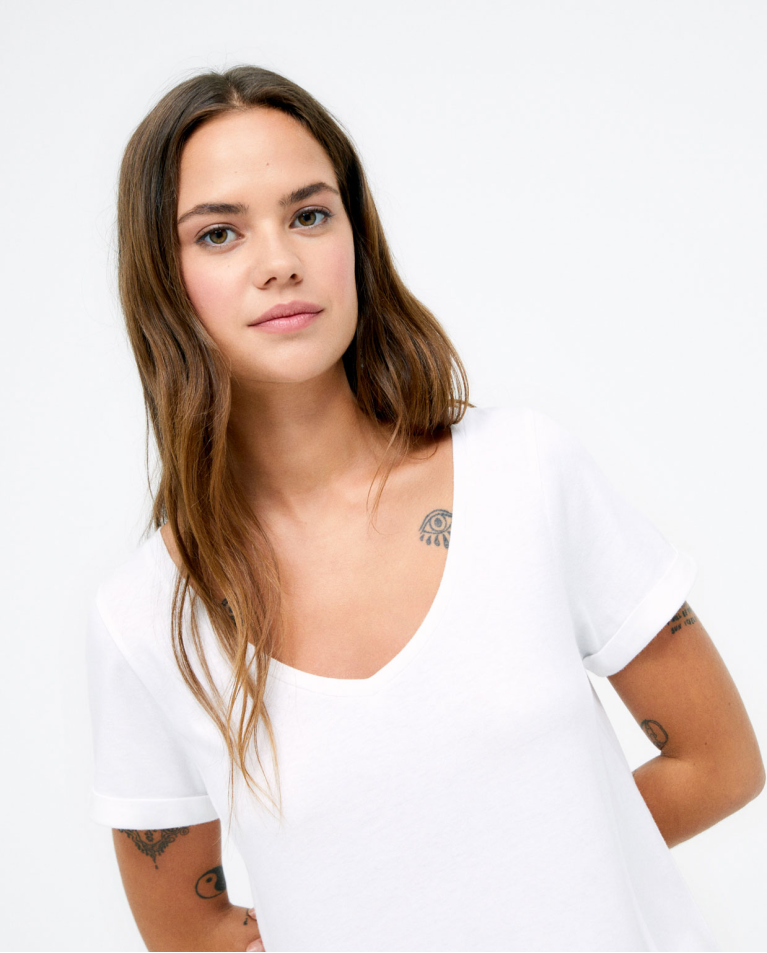Vestido com abertura na bainha e folhos. Branco