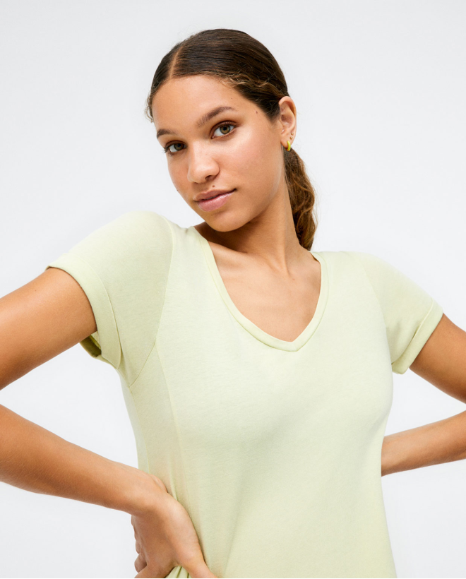Vestido com abertura na bainha e folhos. Verde ácido