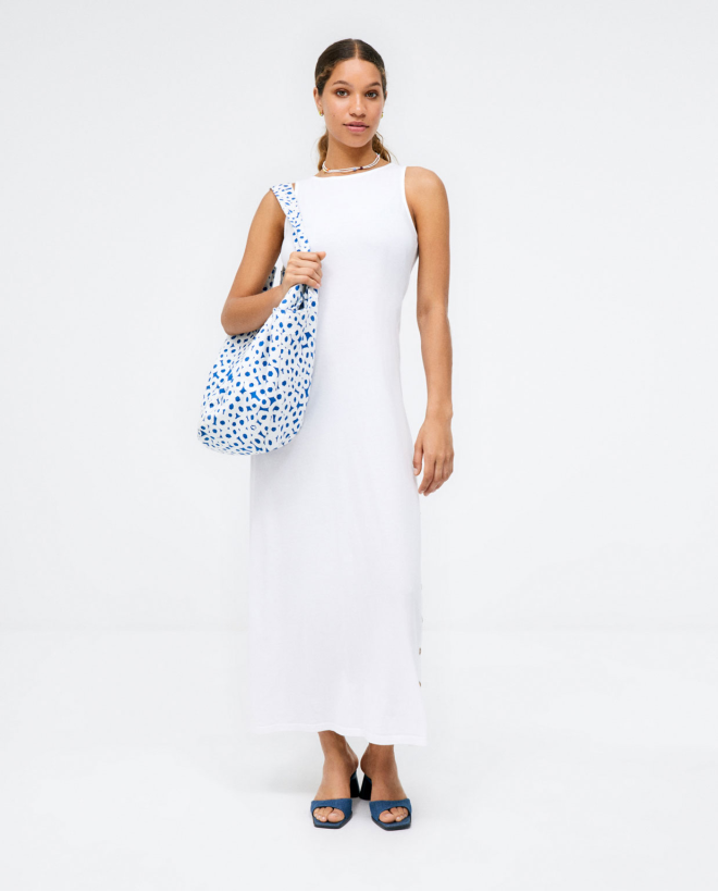 Long sleeveless dress. Elastic. White