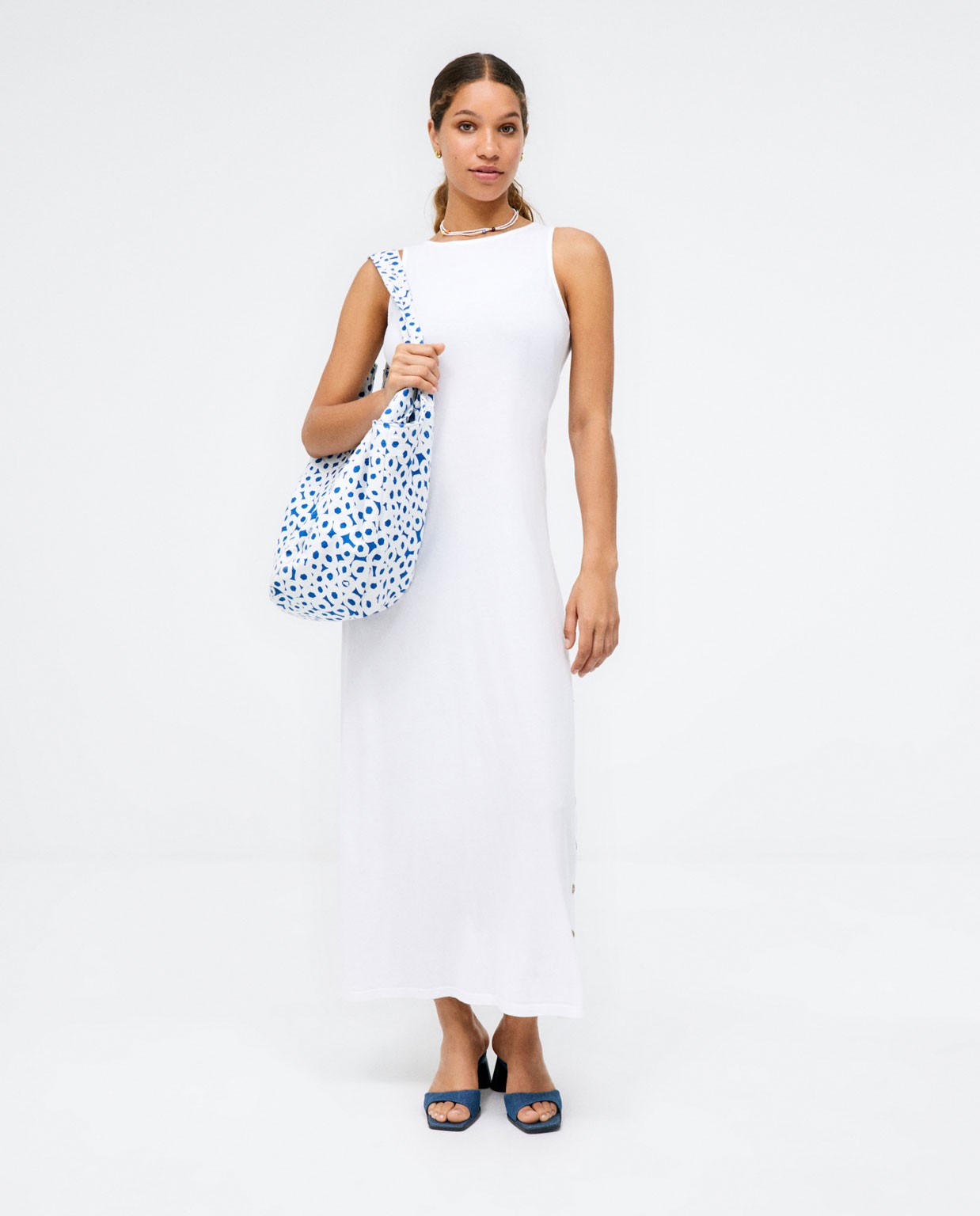 Vestido largo sin mangas. Elástico. Liso Blanco