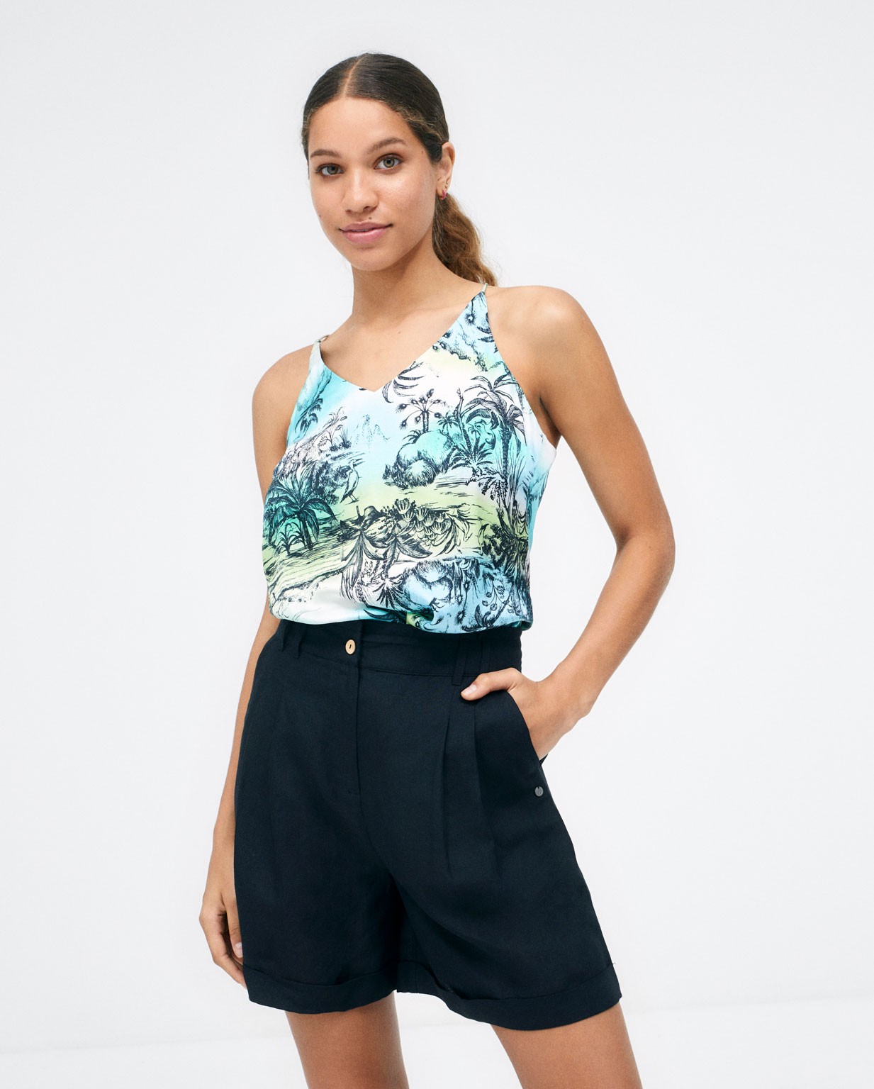 Pleated shorts. Elastic waist. Plain  Black