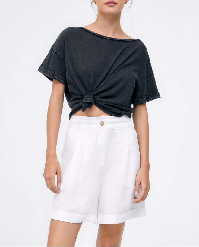Pleated shorts. Elastic waist. Plain White