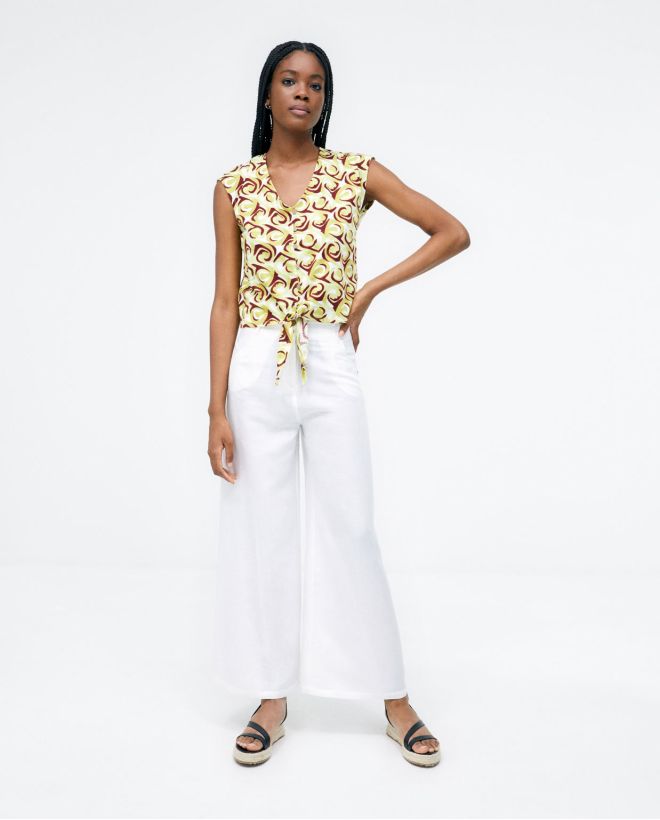 Blusa anudada. Cuello en V....