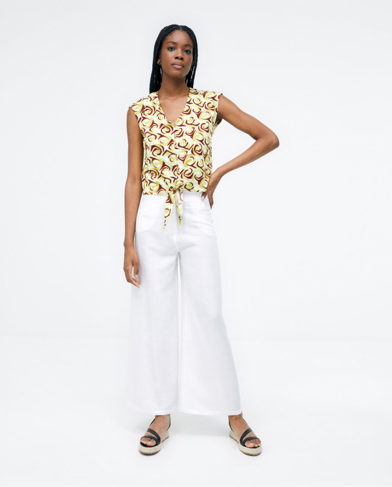 Knotted blouse. V-neck. Acid green