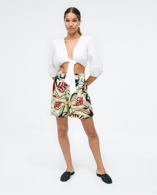 Pleated shorts. Elastic waist. Acid green