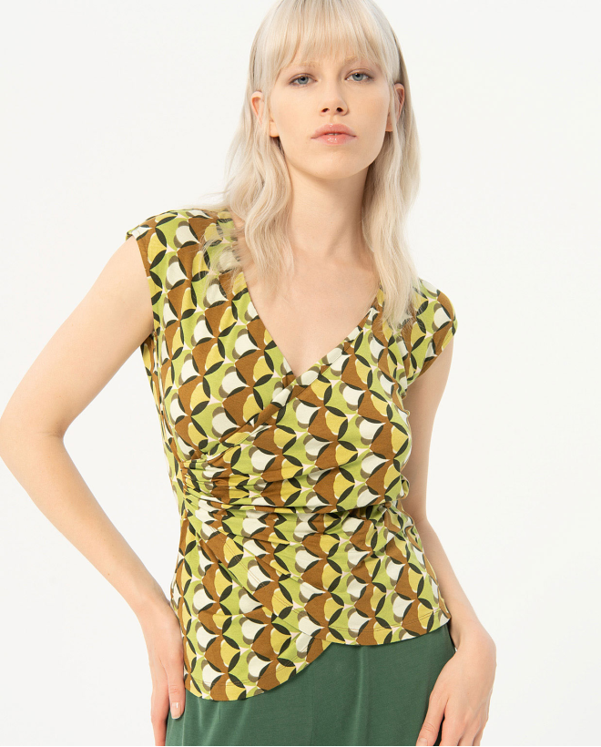 T-shirt sem mangas e com decote em V. Verde