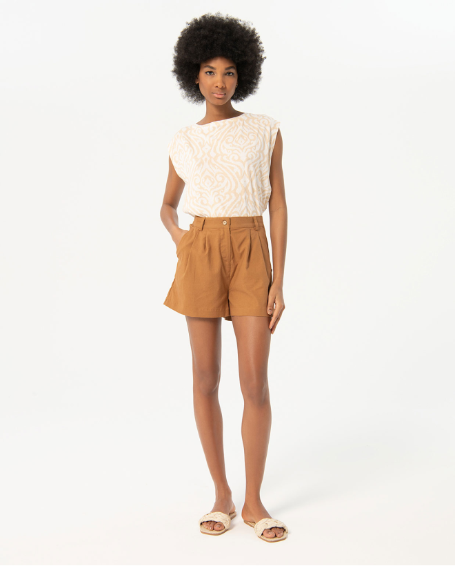 Short tiro alto con pinzas liso Camel Claro