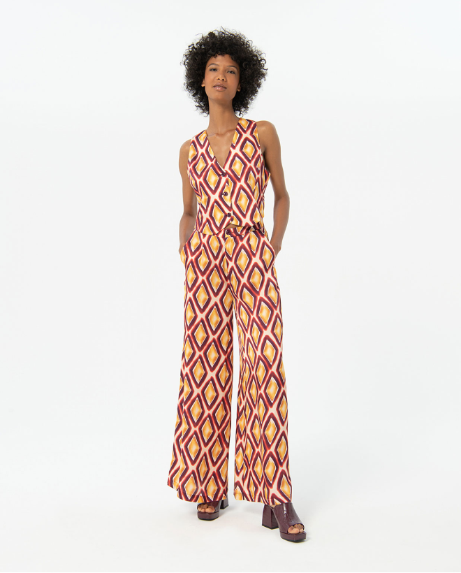 Pantalón flare satinado y estampado Granate