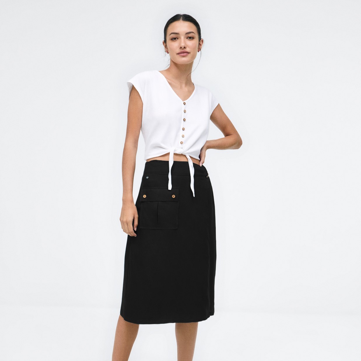 Falda pareo con bolsillo lateral. Lisa Negro