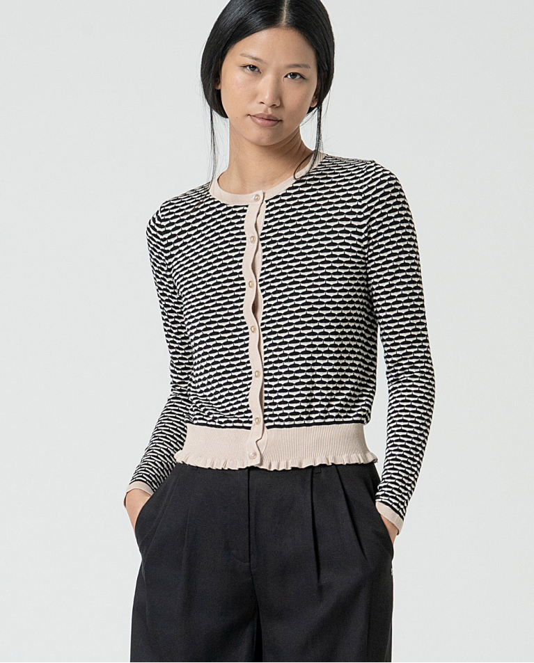 MU:Fitted cardigan with box collar and ruffle hem Black