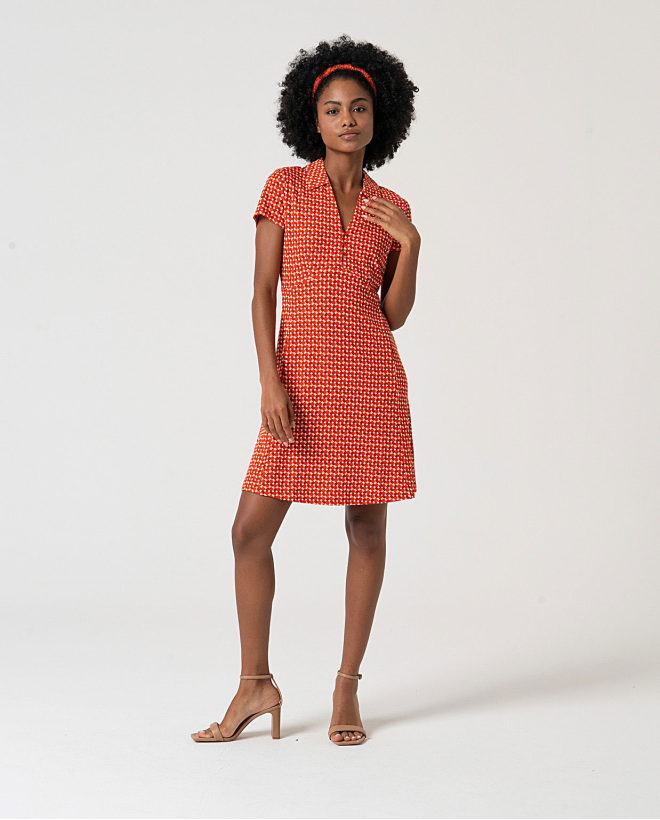 MU:Vestido curto  gola...