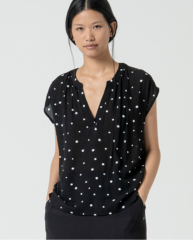 MU:Blouse with V-neck opening Black