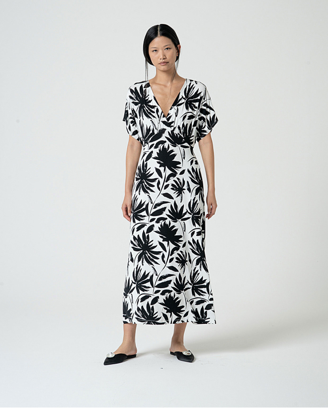 MU:Midi dress with wide sleeves and V-neck Black