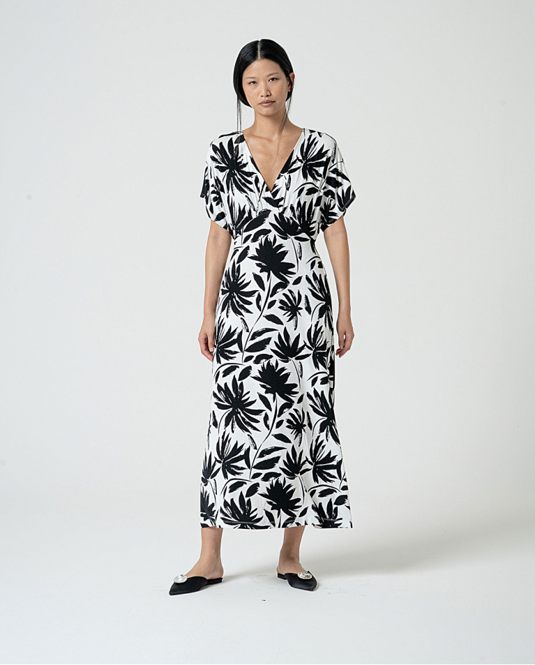 MU: Vestido midi con manga amplia y escote en V Negro