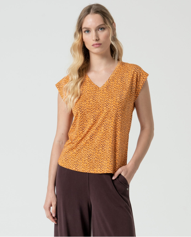 MU:Camiseta com decote em V...