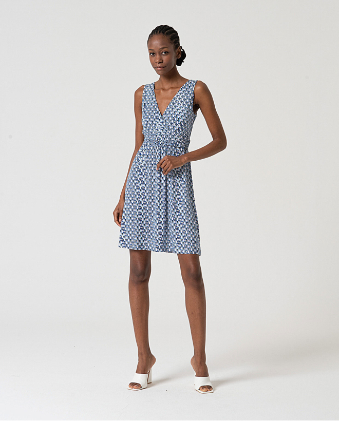 MU: Vestido corto. escote...