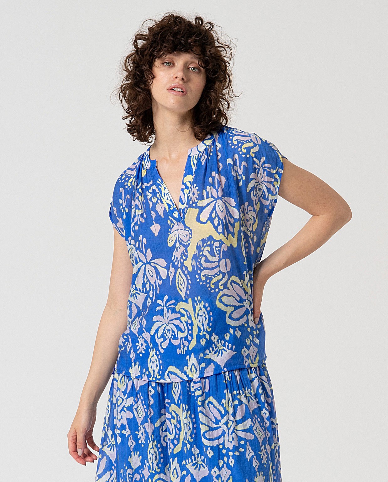 MU: Blusa con abertura de escote en V Azul