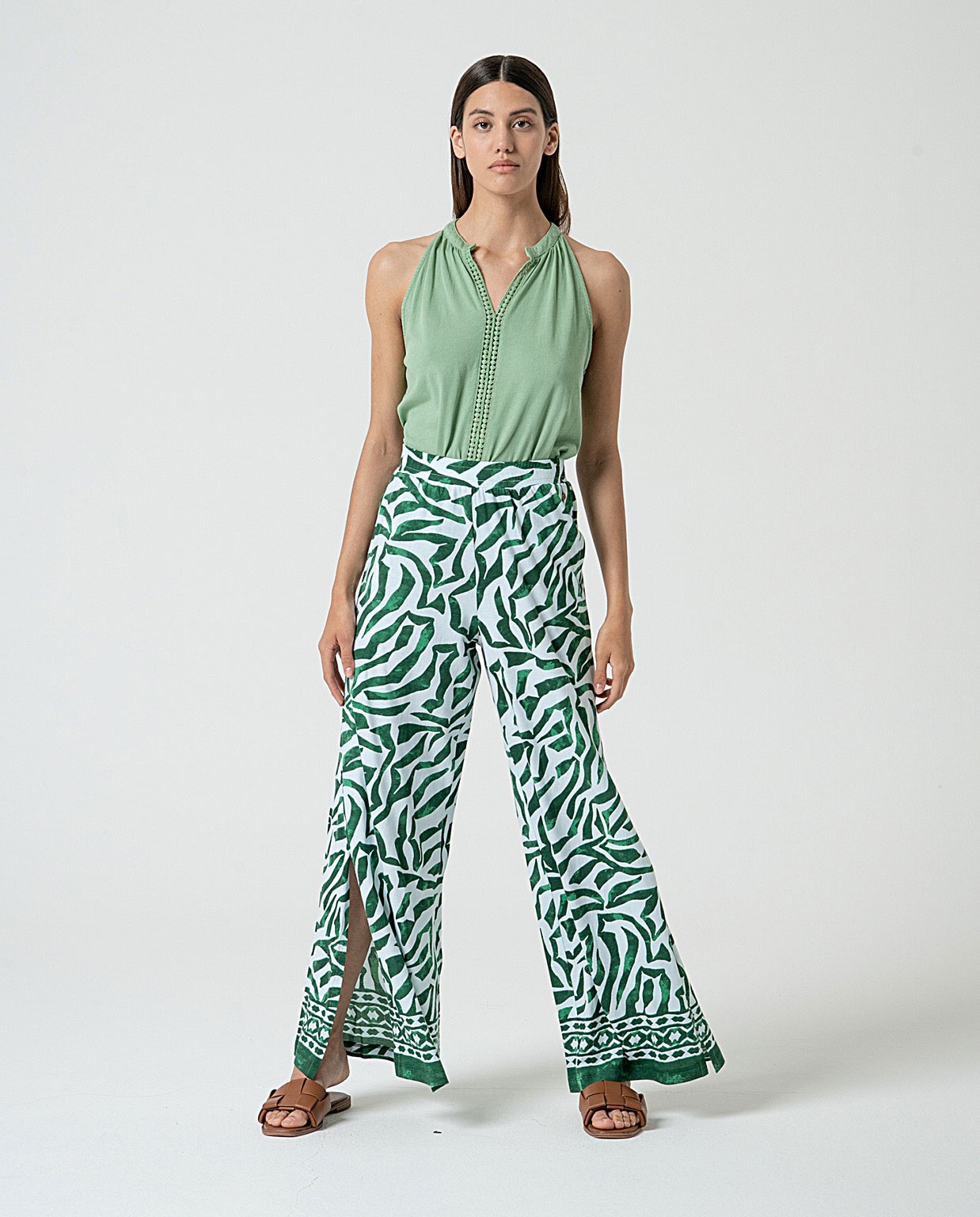 MU: Pantalón amplio y recto Verde