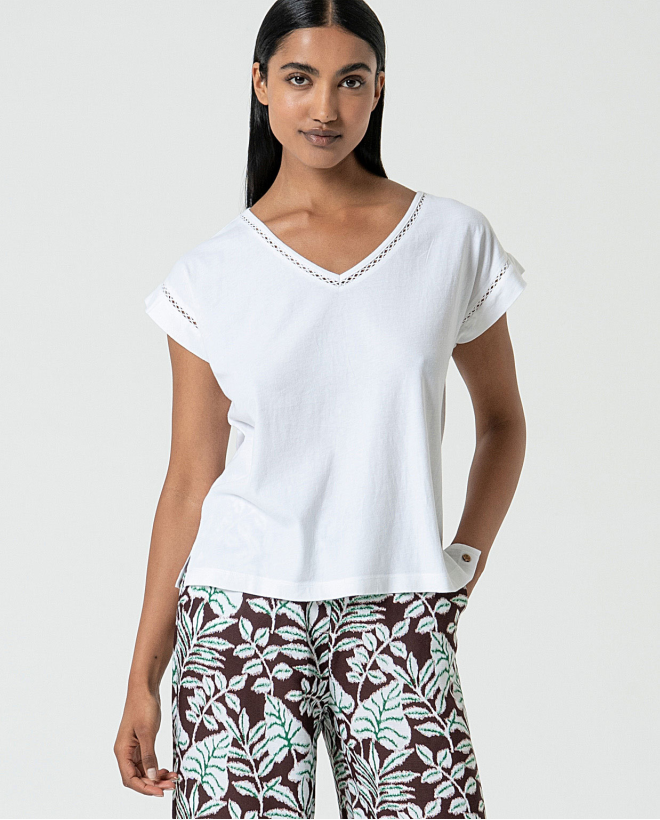 MU:T-shirt with V-neck Off...