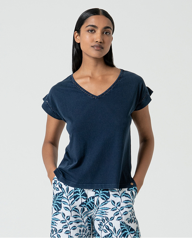 MU:Camiseta com decote em V...