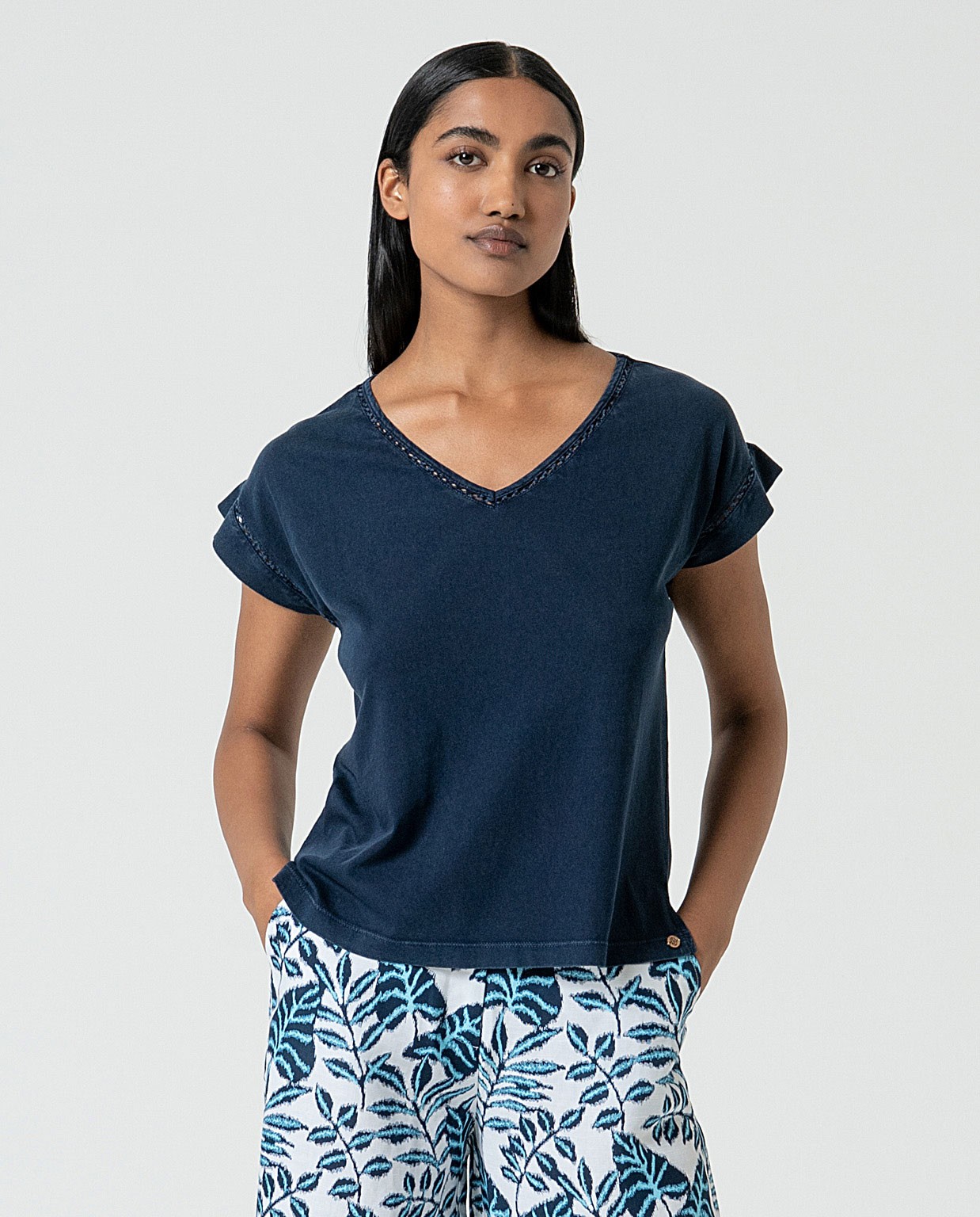 MU:T-shirt with V-neck Navy blue