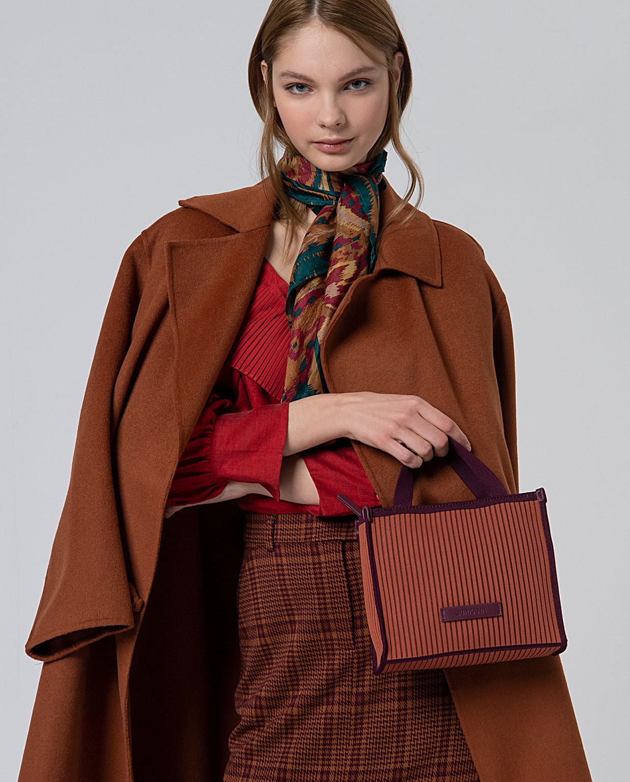 Knitted mini shopper with double handle Brown