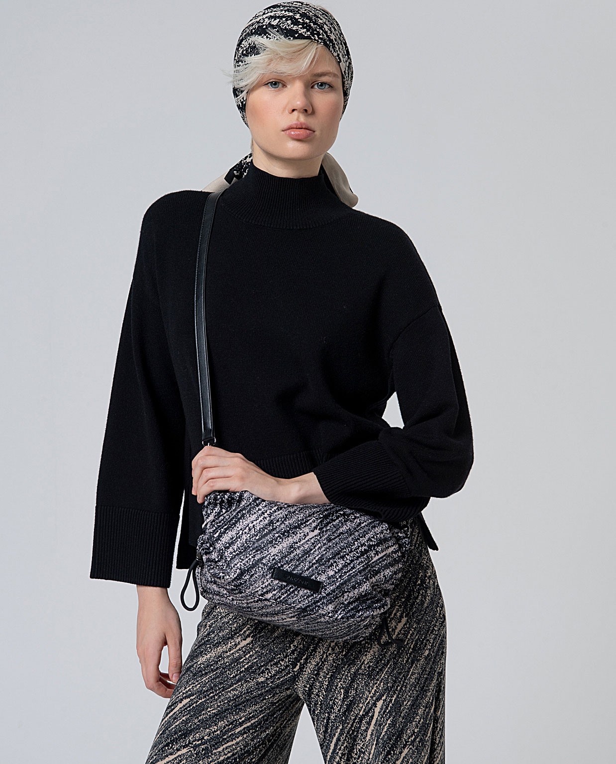 Nylon messenger bag with ruffled design Black