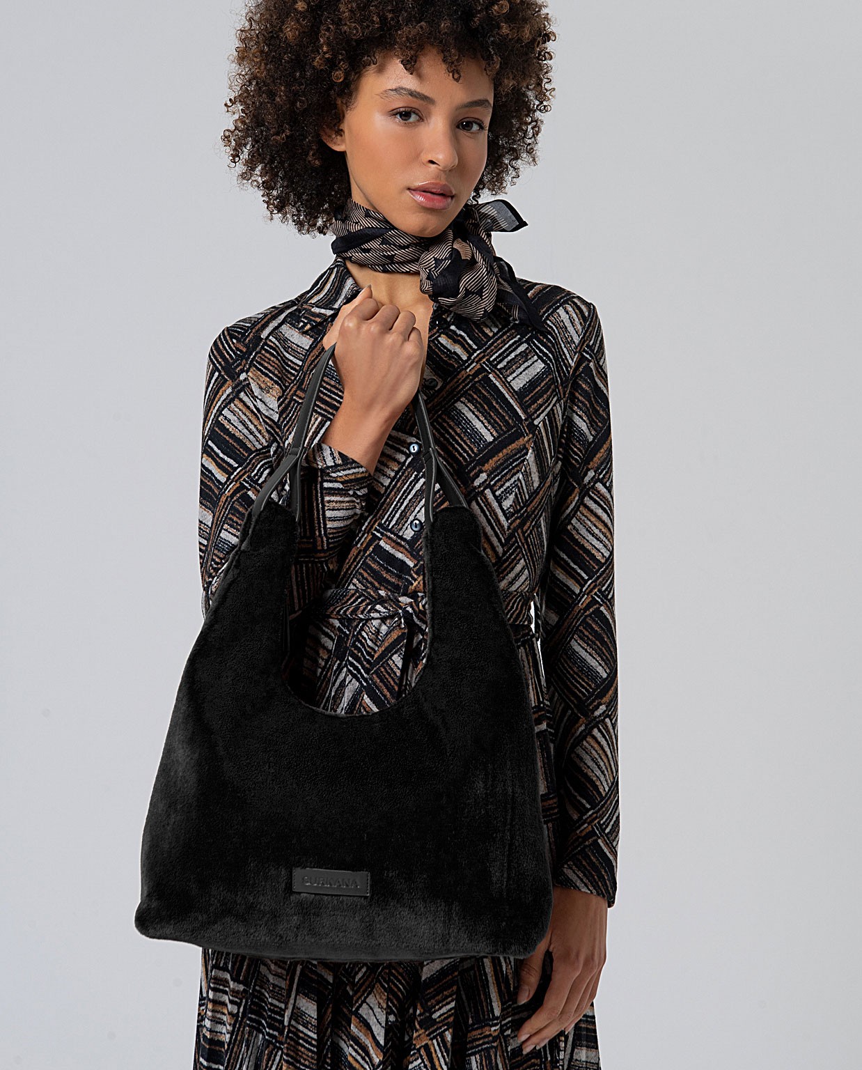Shopper efecto peluche con doble bolsillo Negro
