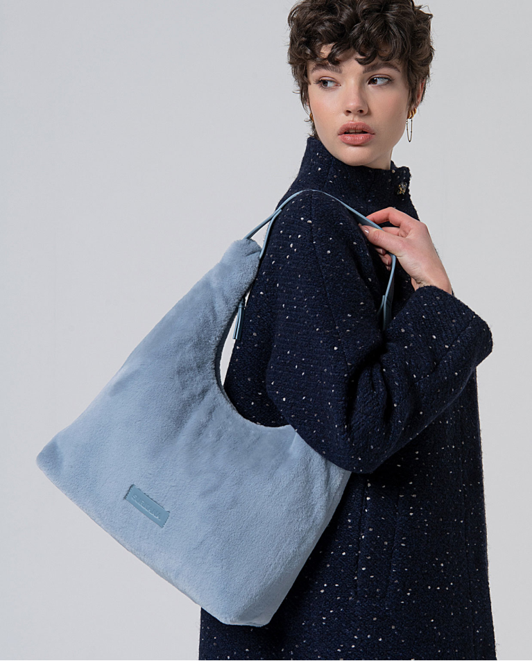 Shopper efecto peluche con doble bolsillo Azul Empolvad