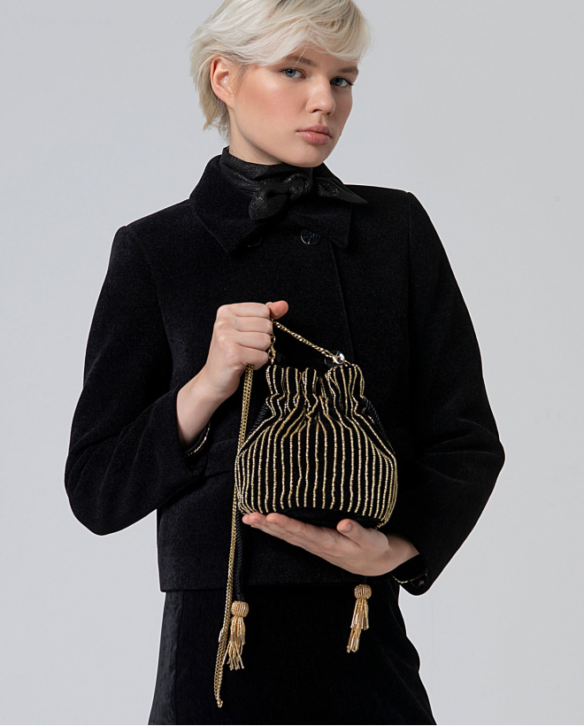 Bombonera de terciopelo bordada con beads Negro