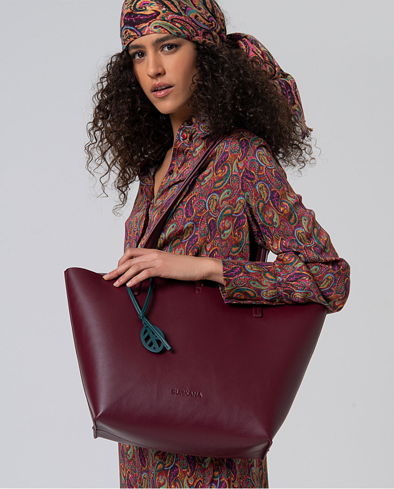 Reversible shopper with interior toiletry bag Bourdeaux