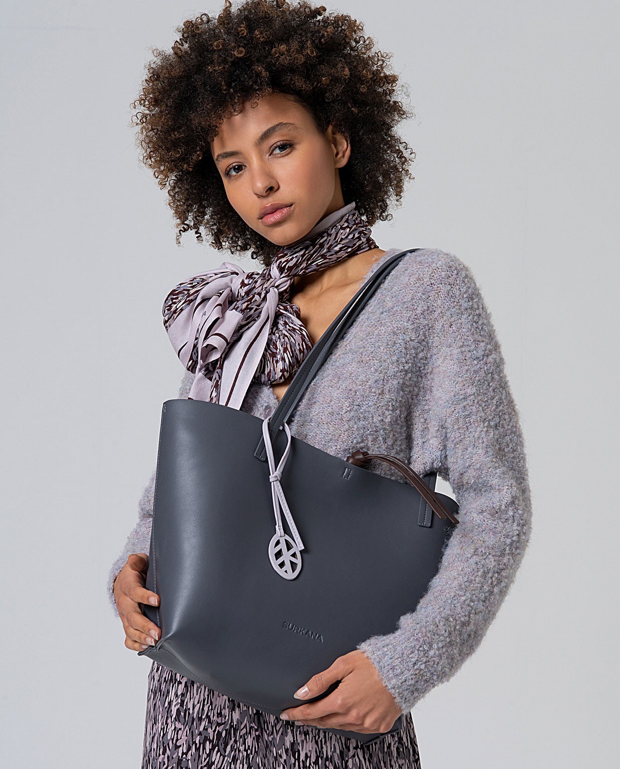 Shopper reversible con neceser interior Gris
