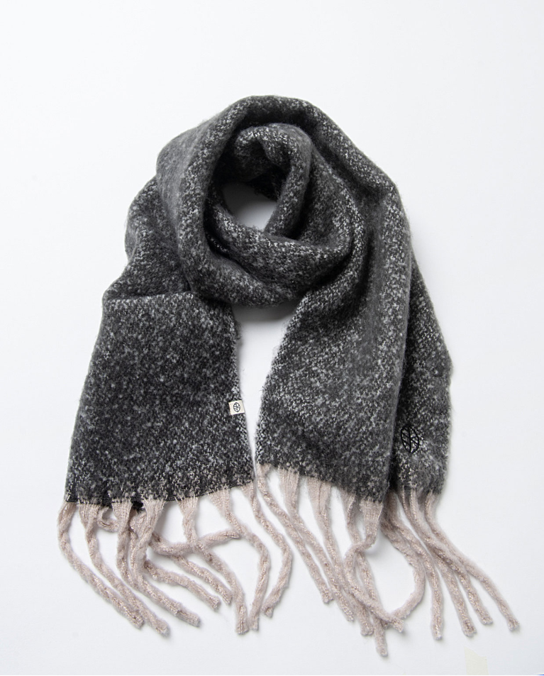 Flat and fluffy scarf with bangs Black