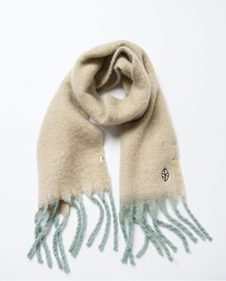 Flat and fluffy scarf with bangs Green