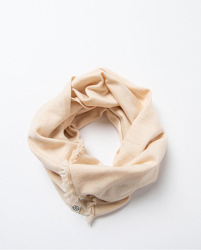 Cuello liso con mezcla de lana Crudo