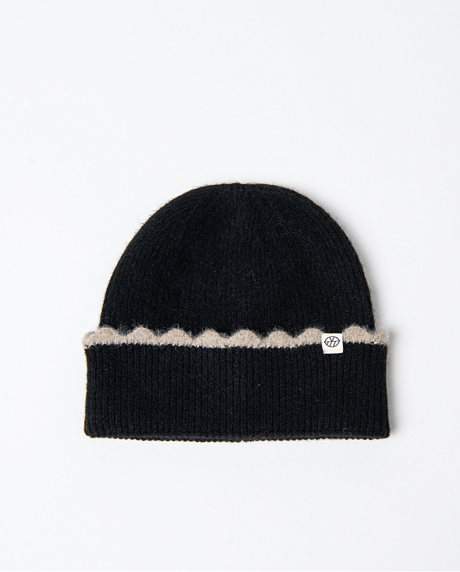 Knitted beanie with contrasting details Black
