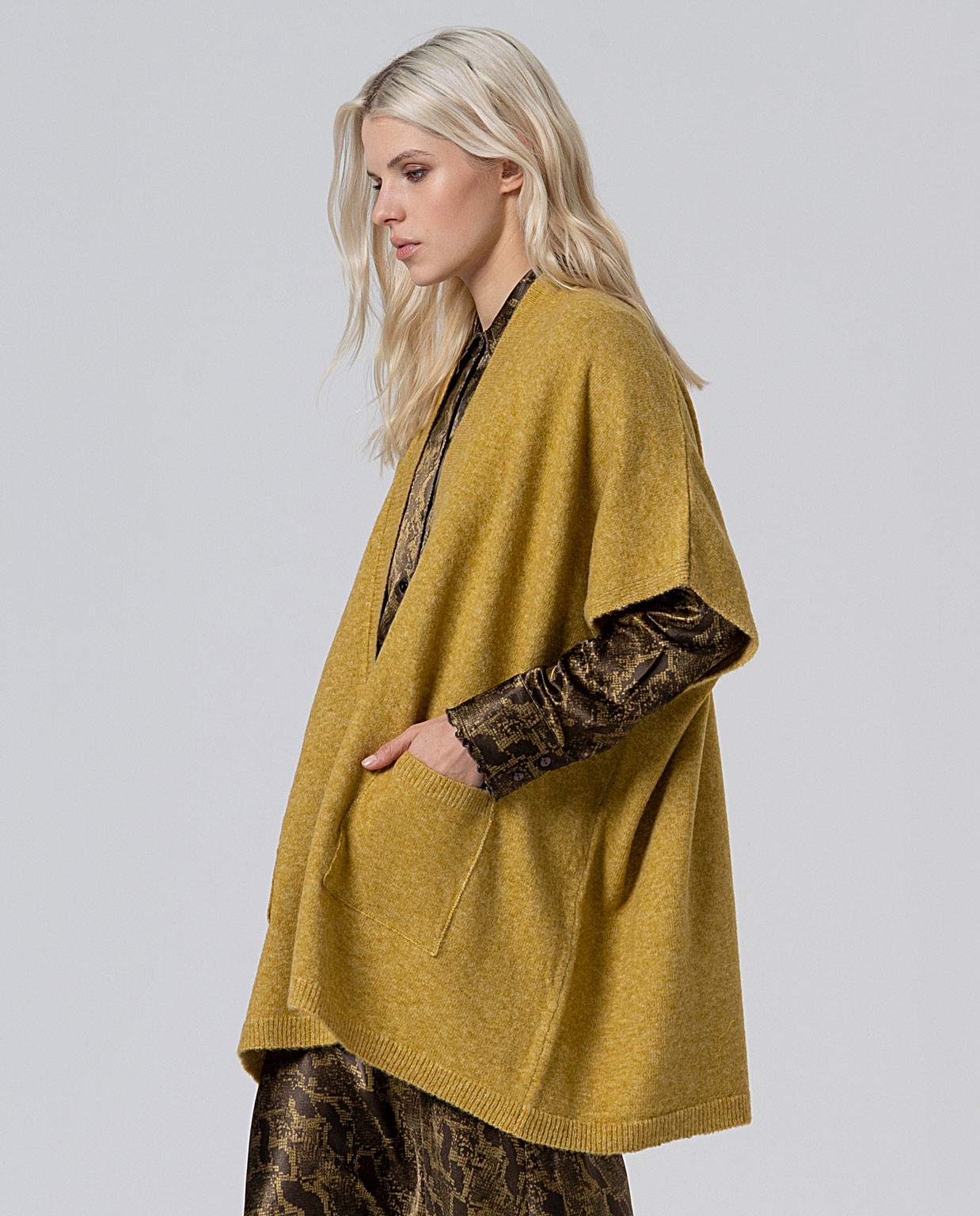 Poncho de tricot abierto con bolsillos Mostaza