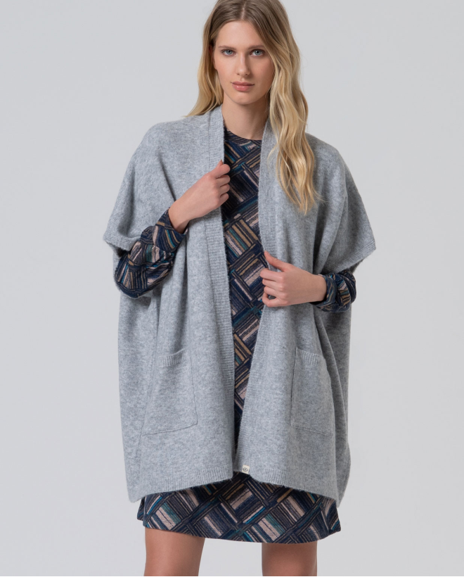 Open tricot poncho with pockets Grey