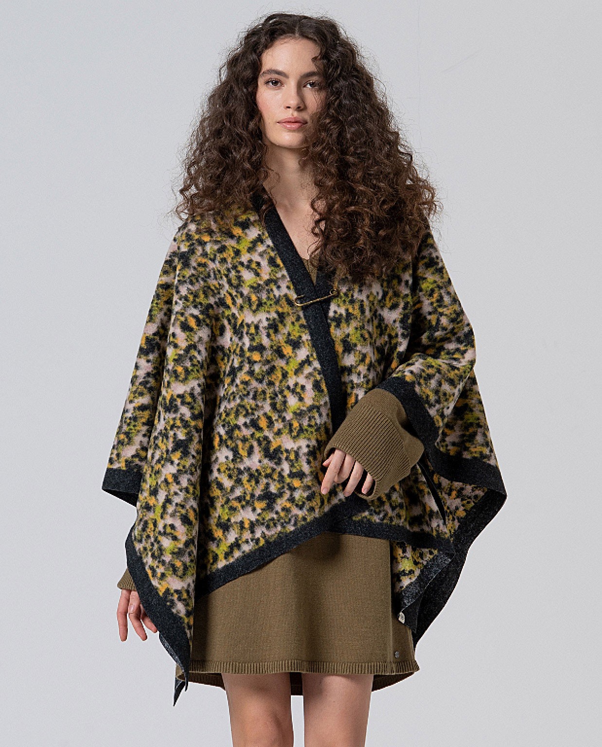 Jacquard poncho with safety pin Green