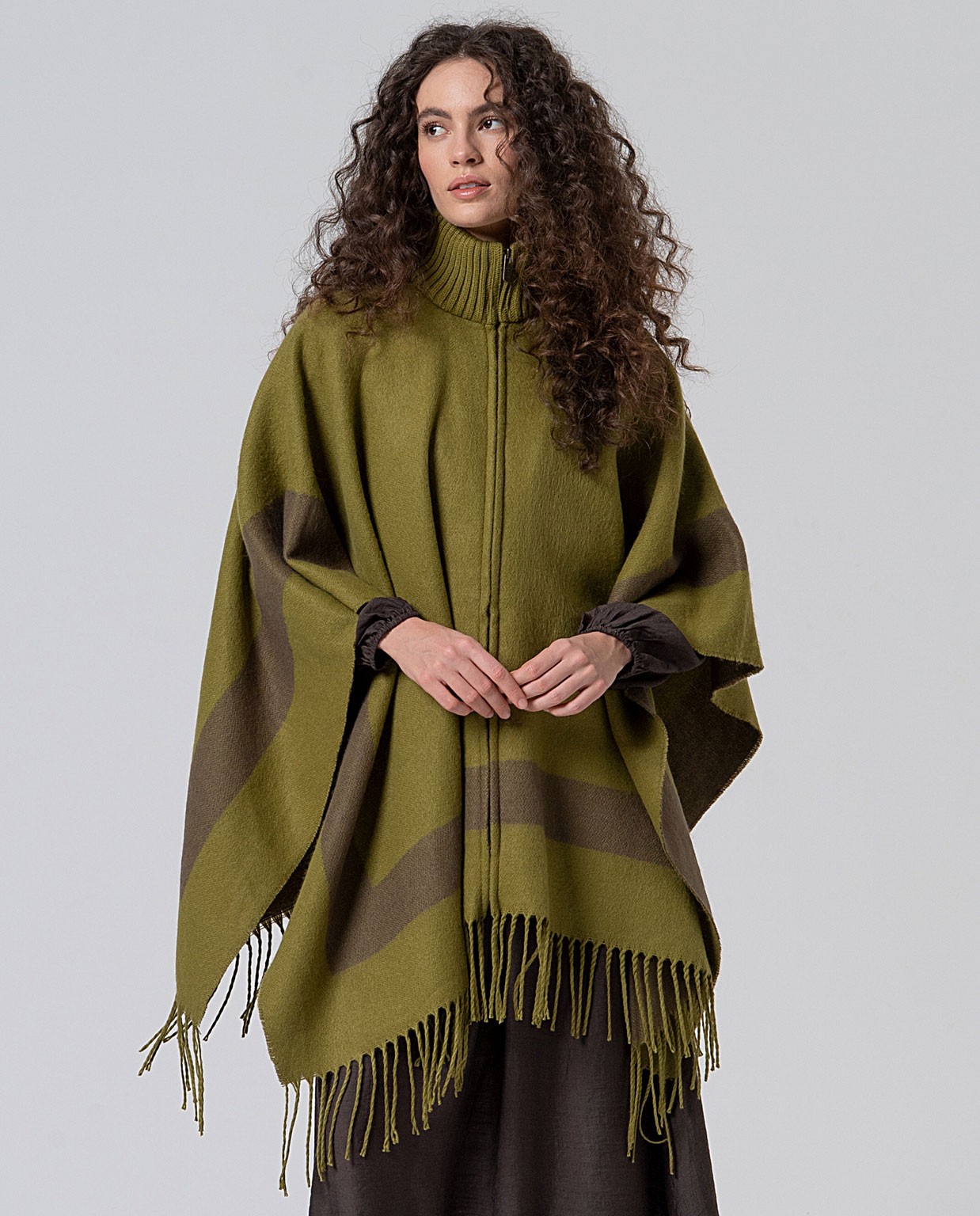 Fringed poncho with zipper closure Green