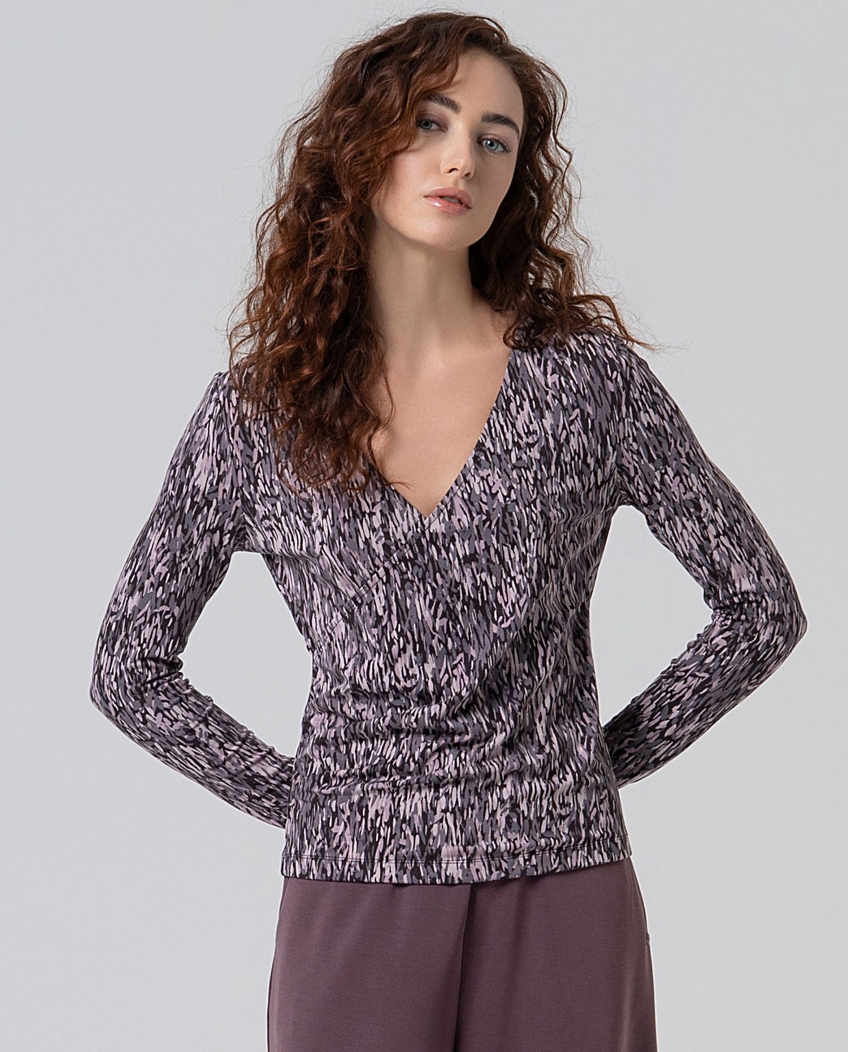 Camiseta escote pico cruzado Gris