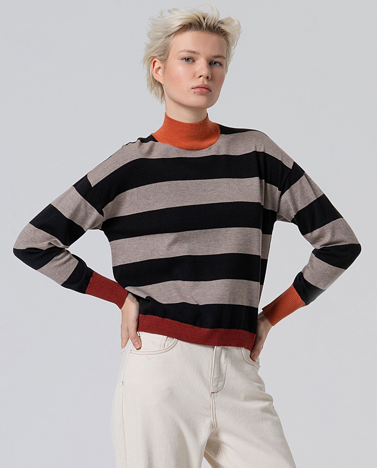 Jersey cuello alto a rayas Negro