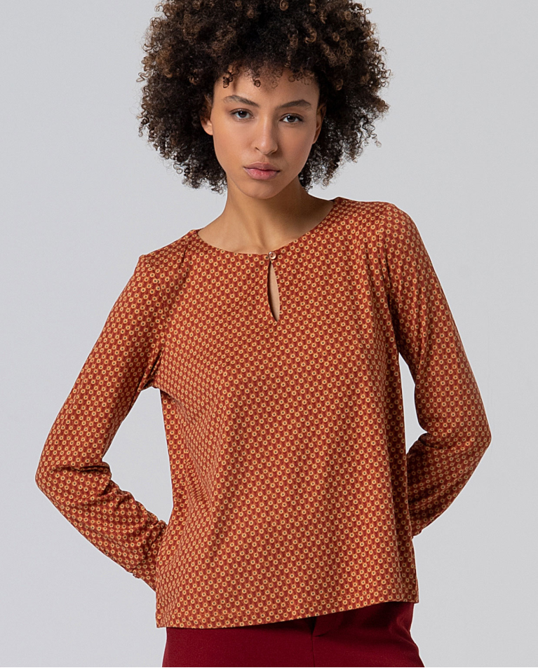 Blusa estampada con abertura en el escote Toffee