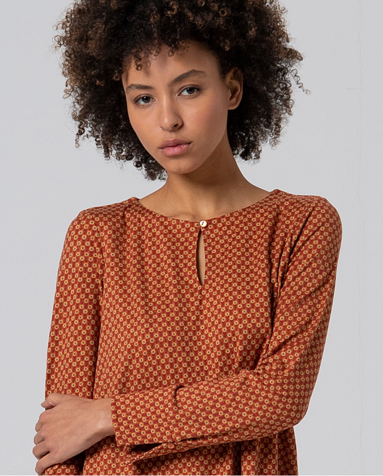 Blusa estampada con abertura en el escote Toffee