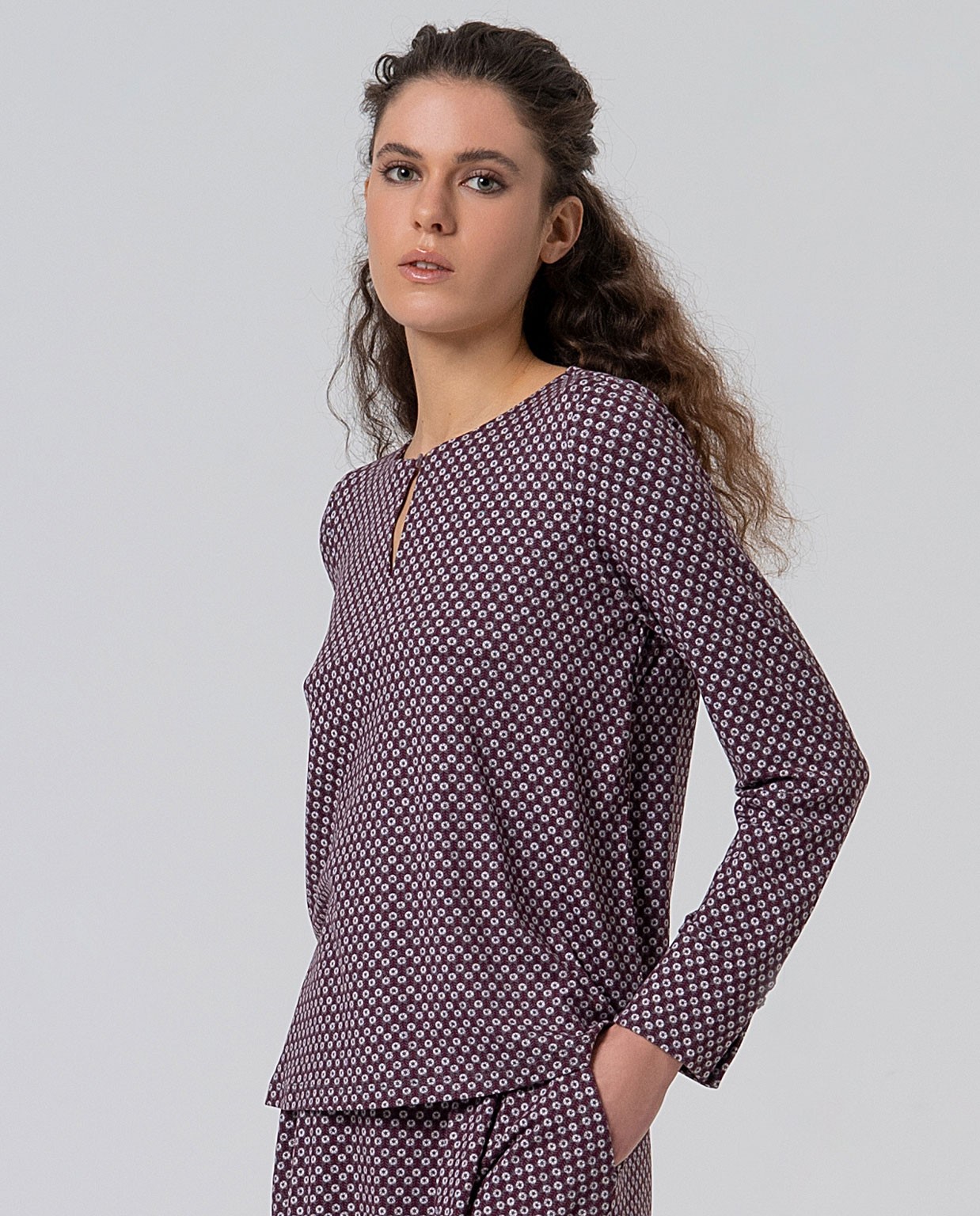 Blusa estampada con abertura en el escote Gris