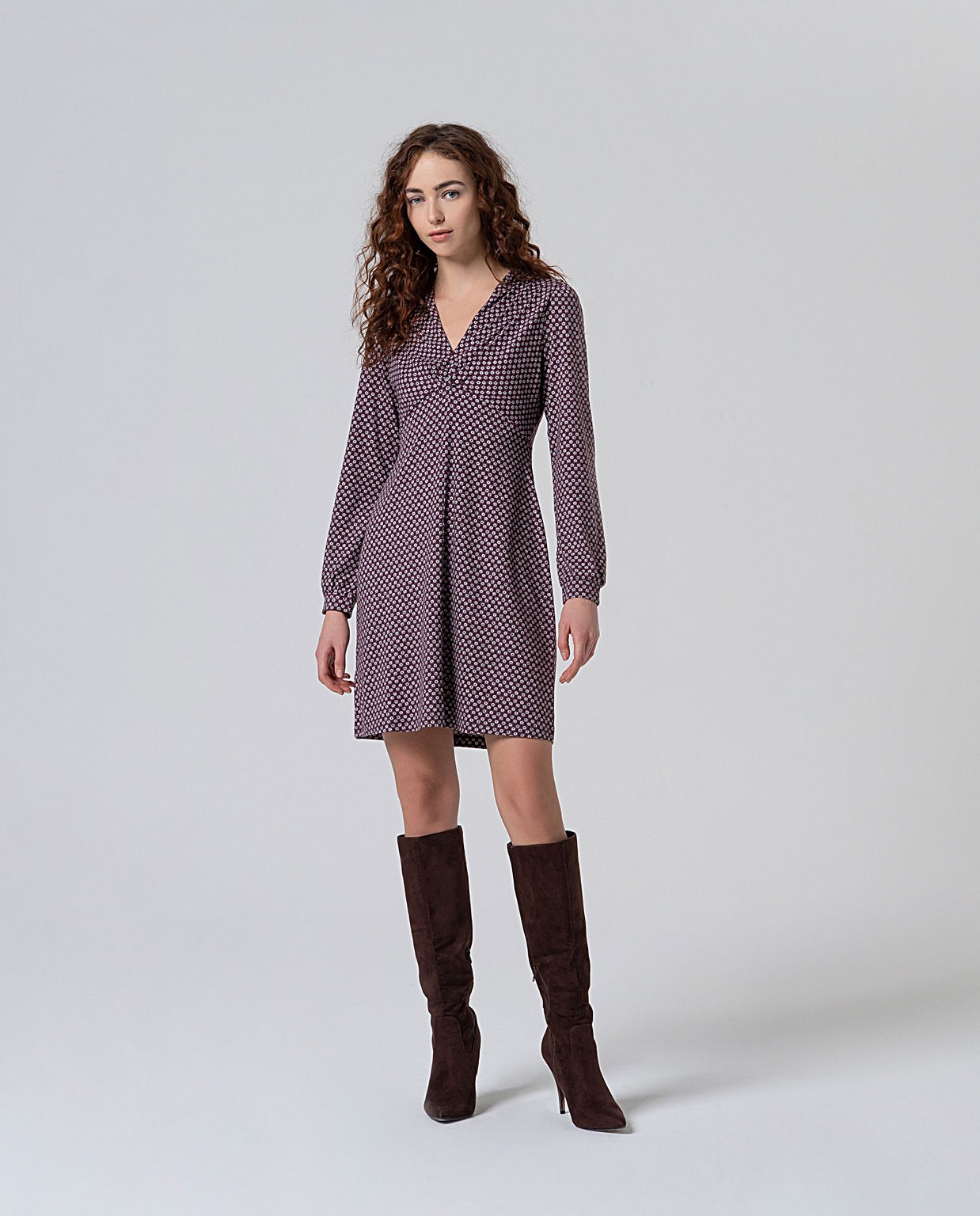 Vestido corto elástico con escote fruncido Gris
