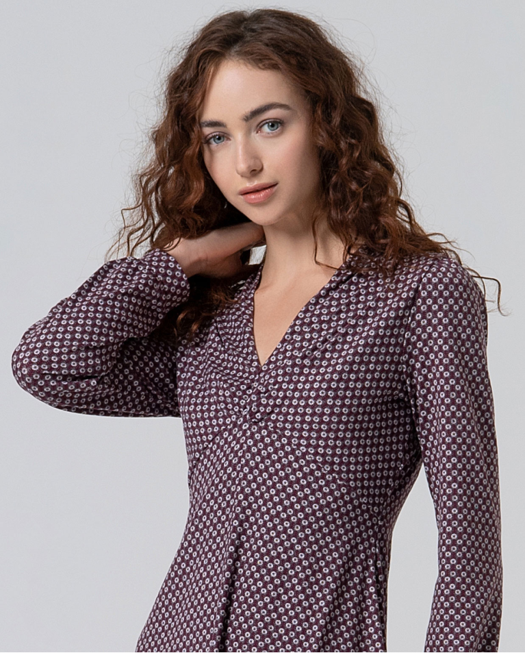 Vestido corto elástico con escote fruncido Gris
