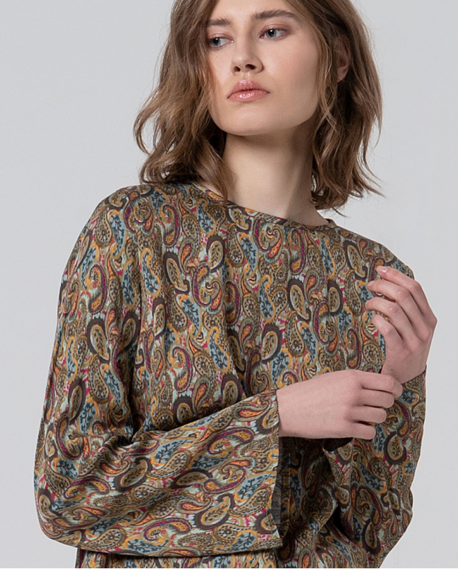 Blusa fluida con print paisley Azul