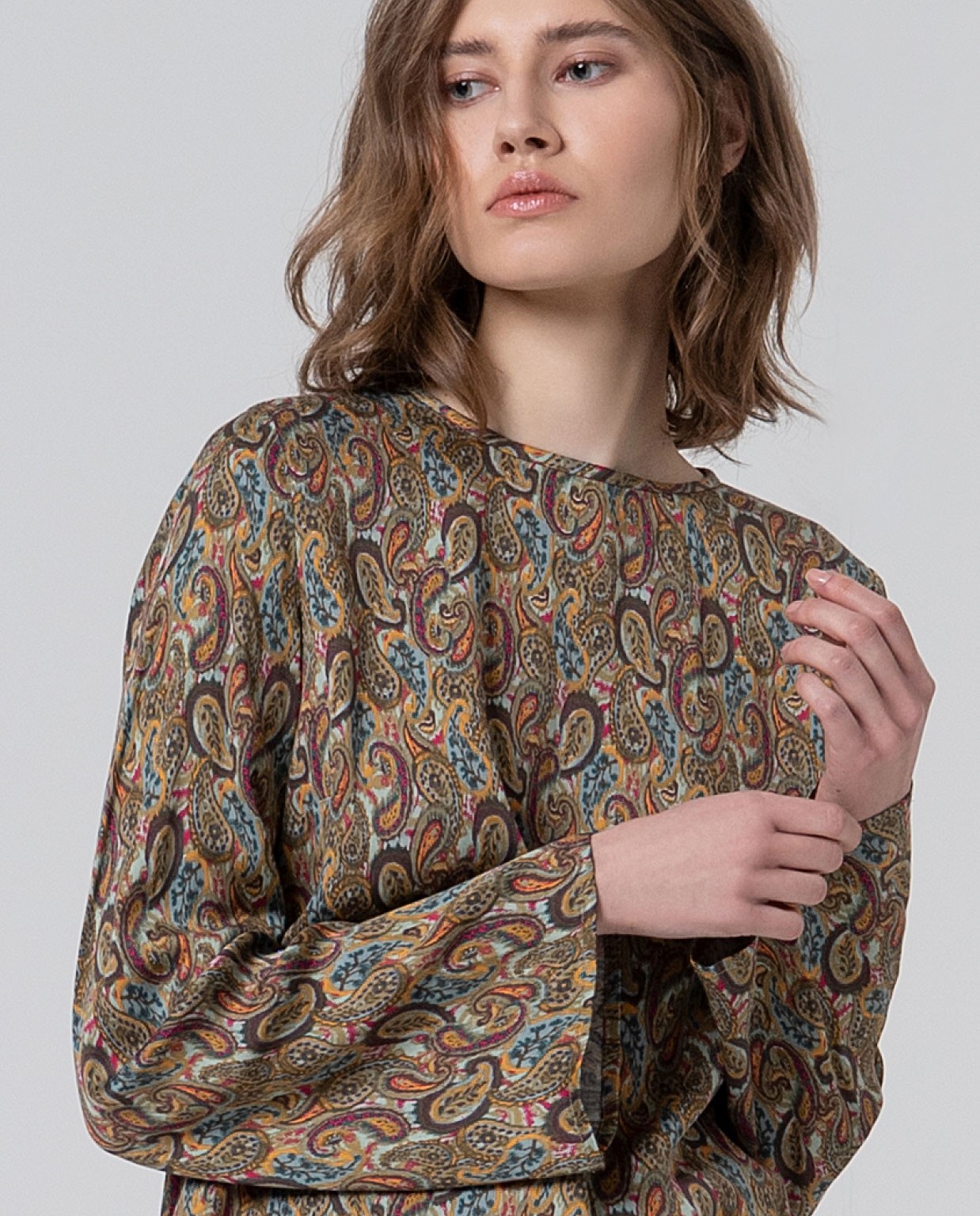 Blusa fluida con print paisley Azul